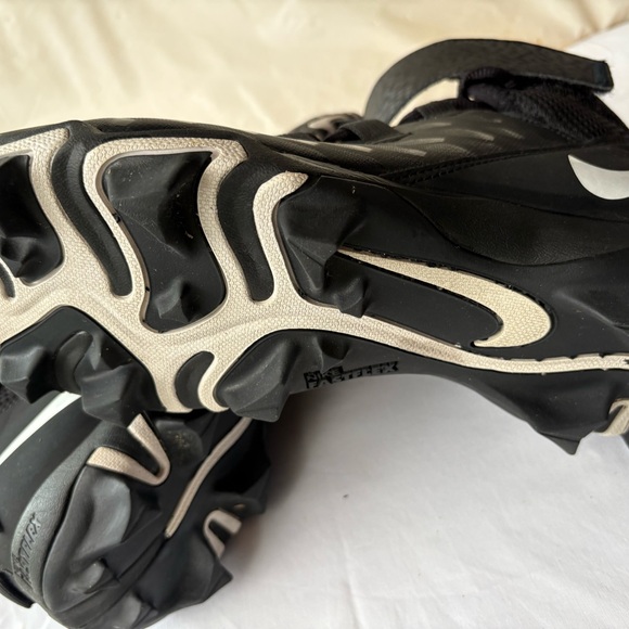 Nike‎ Charcoal and White High-Top Cleats - Picture 5 of 9